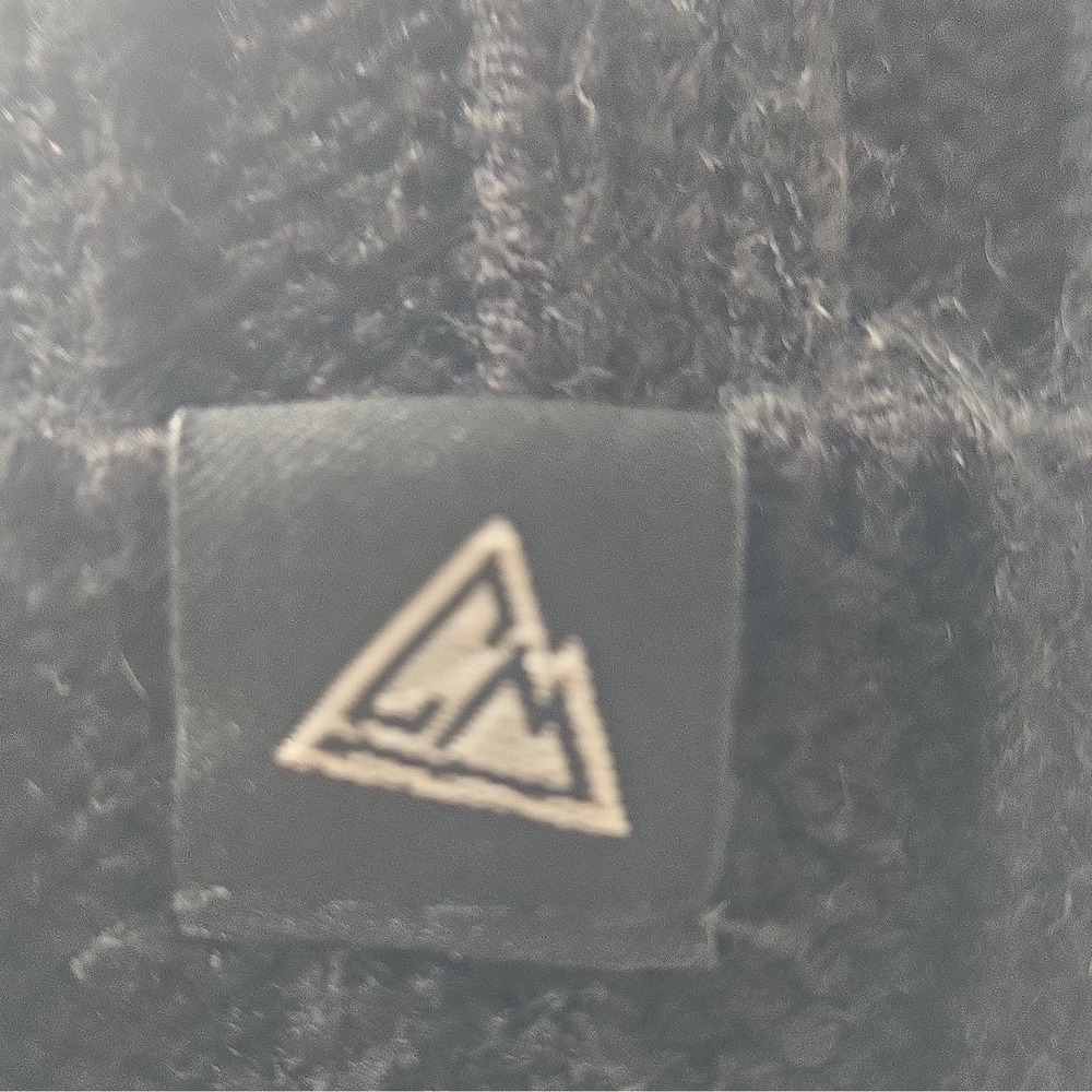 Men's Black Solid Ribbed Knit Beanie Hat w/ Triangle Mountain Logo Patch One siz - Picture 5 of 6